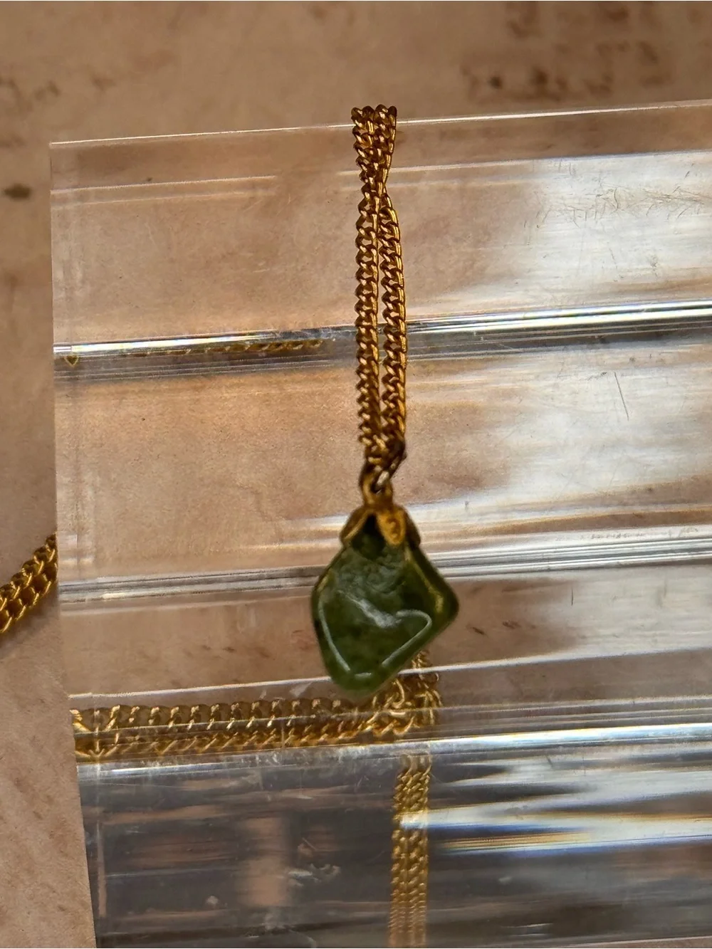 Vintage Green Stone Pendant Necklace Gold Tone Chain Unmarked Lot A5